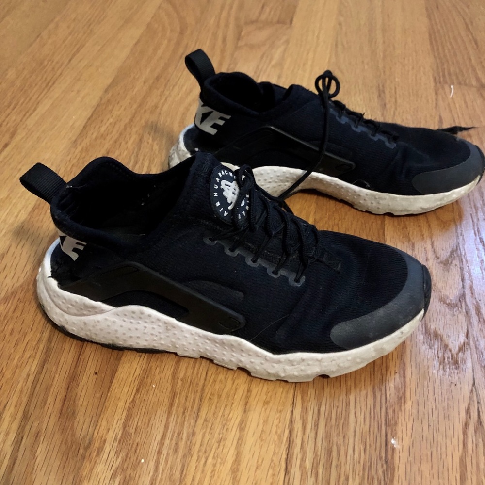 Black and White Nike Huaraches